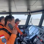 Barco con 243 personas a bordo naufraga en Indonesia