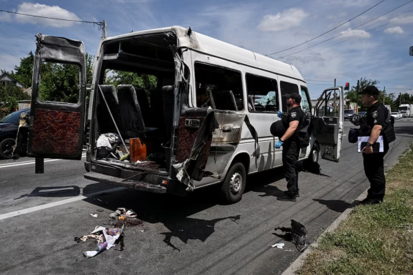 Ataque ruso contra autobús en Dnipropetrovsk deja cinco muertos.