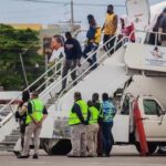 Los Haitianos deportados de EE. UU. aterrizan en Cabo Haitiano; aviones evitan Puerto Príncipe