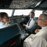 Papa León XIV conversa con pilotos de combate durante su vuelo apostólico sobre Francia