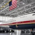 La Casa Blanca excluye a CNN del Air Force One, intensificando su enfrentamiento con la cadena. El veto interrumpe la cobertura mediática presidencial.