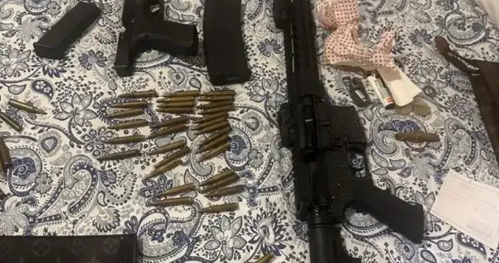 Policía apresa a alemán y le ocupa fusil, pistola y US$34,200 durante allanamiento en Juan Dolio