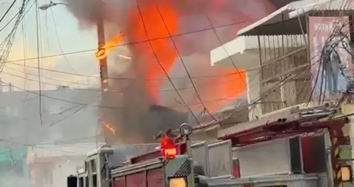 Unidades del Cuerpo de Bomberos sofocando el incendio en el sector Pueblo Nuevo en Santiago de los Caballeros.