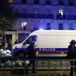 Agentes de la Policía de Francia patrullando una zona comercial afectada por saqueos.