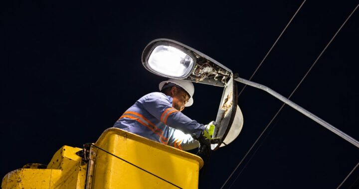Brigadas técnicas de Edenorte ejecutando labores de mantenimiento en redes de alumbrado público en la región del Cibao.